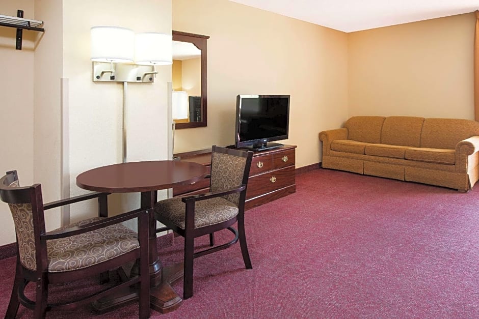 Super 8 by Wyndham Lamar