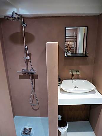 One-Bedroom Courtyard Apartment