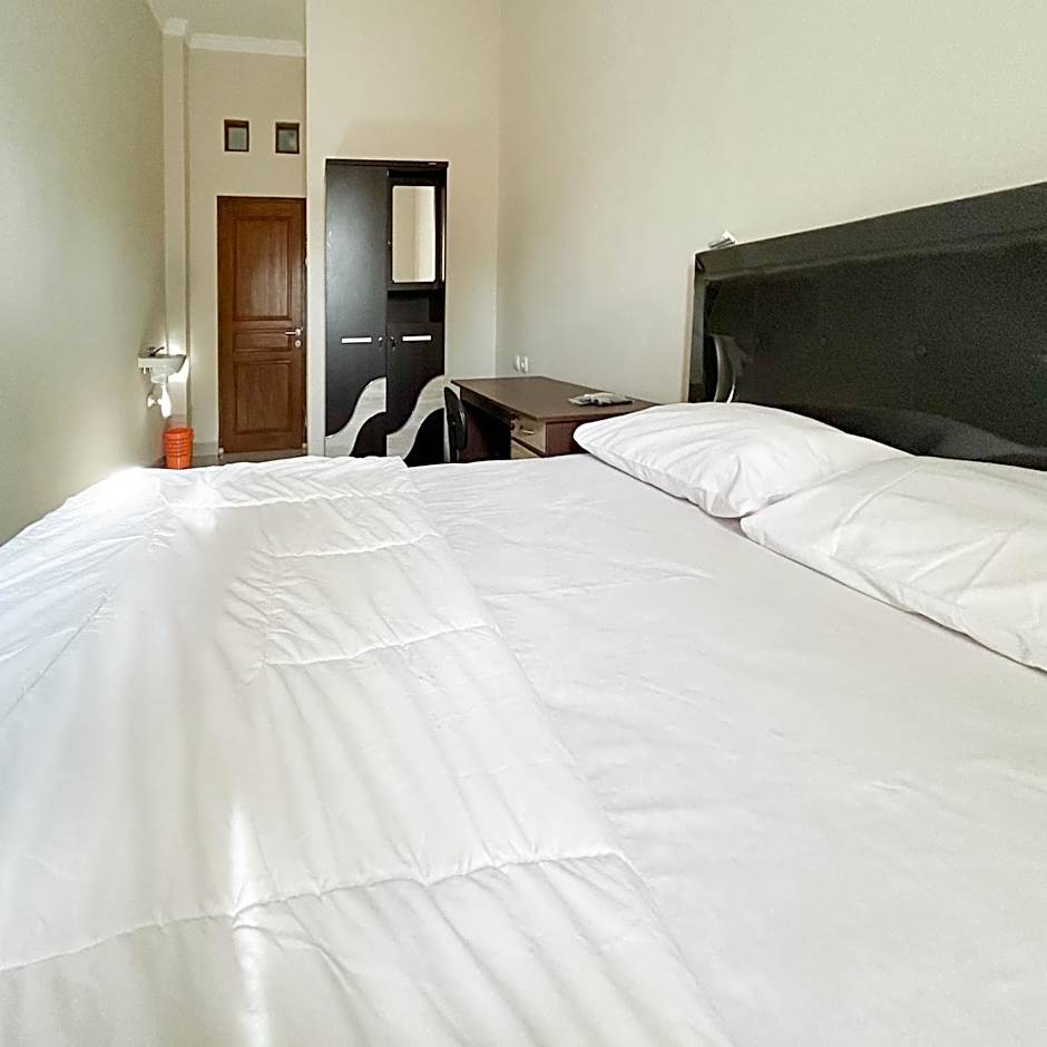 Queen Belt Mitra Reddoorz