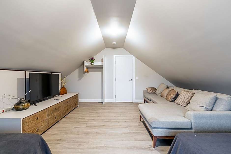 Beautiful renovated home 3 mins drive to Fall