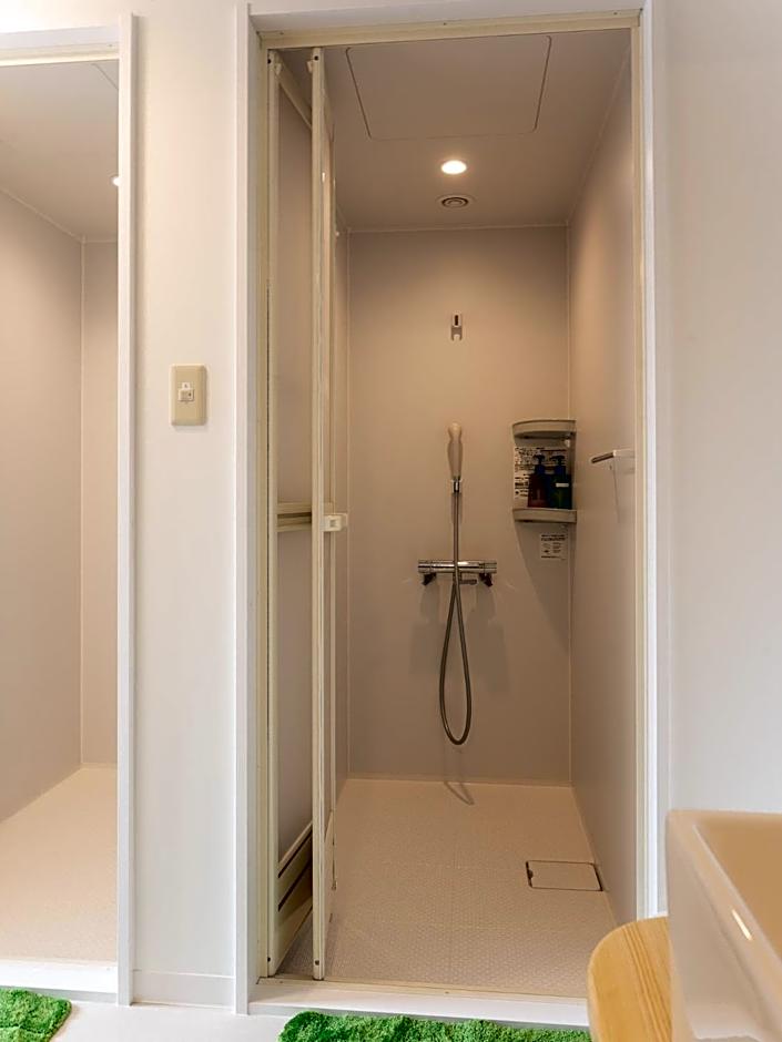 Hütte Jil Shirakabako at 1,400m