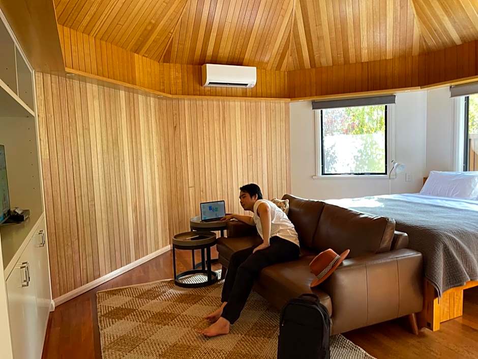 Grape Juice Retreat Rustic romantic gateway 5mins to beaches & town