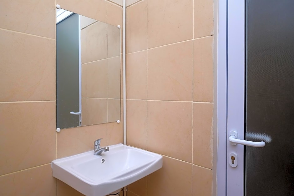 RedDoorz Plus near RS JIH Solo