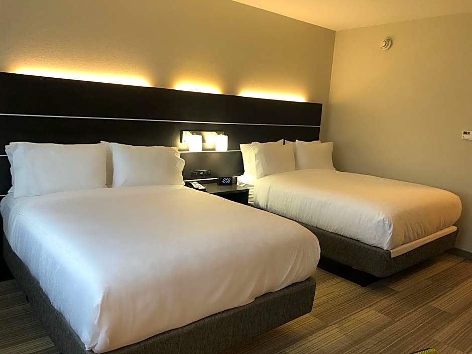 Holiday Inn Express And Suites Warrensburg North By IHG