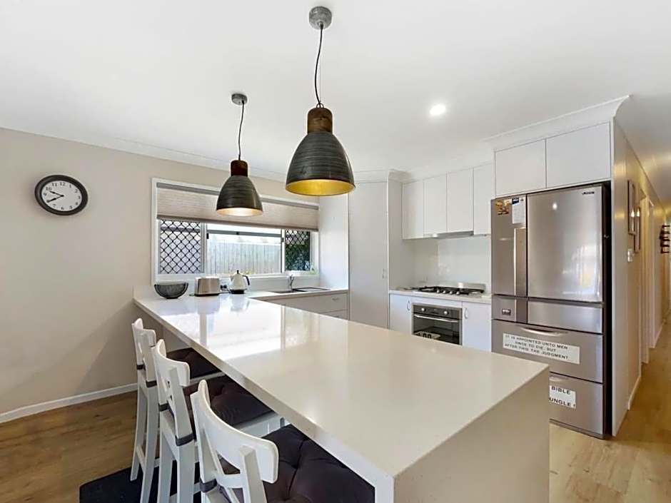 Spacious Holiday Unit on Canal at Banksia Beach