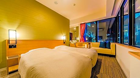 Corner Twin Room with City View - Non-Smoking