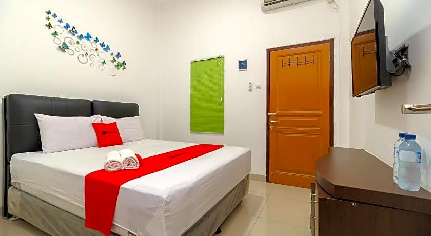 RedDoorz near Kejaksan Station Cirebon 2