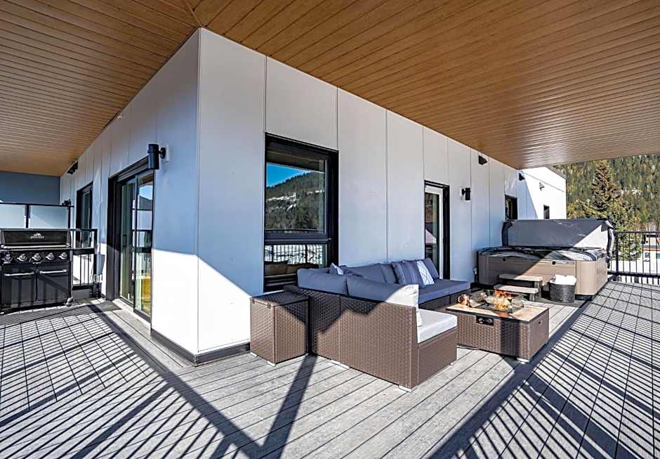 The Big Deck by Revelstoke Vacations