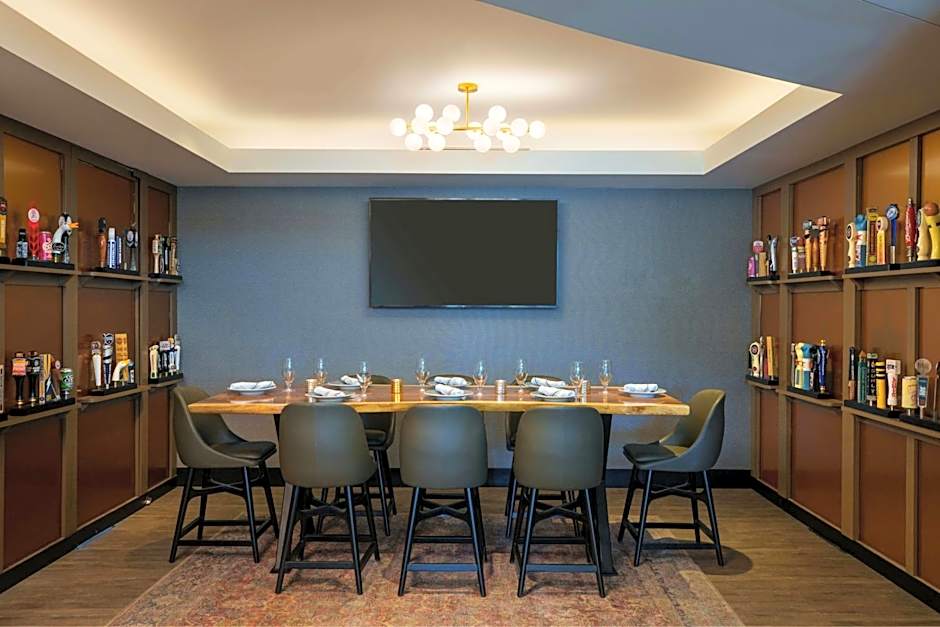 Renaissance by Marriott Schaumburg Convention Center Hotel