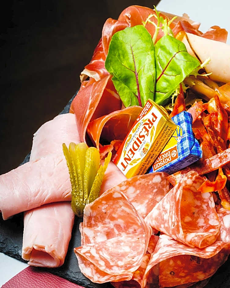 Le VIP Paris - Yacht Hotel