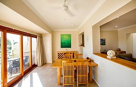 Apartment with Pool View