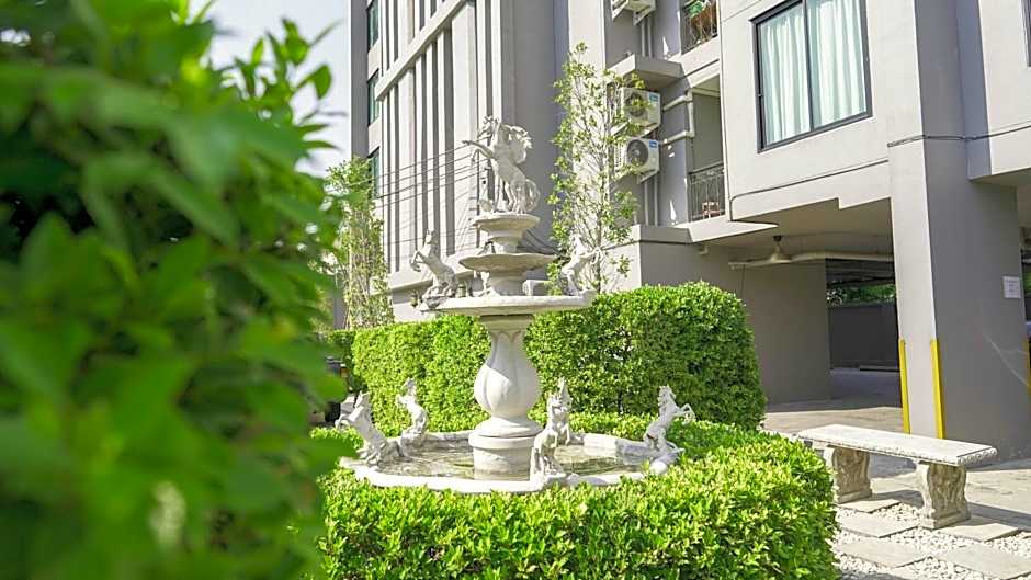 RQ Bangkok Sukhumvit 107 by Collection O