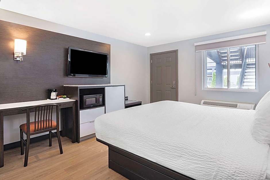 Days Inn & Suites by Wyndham Niagara Falls/Buffalo