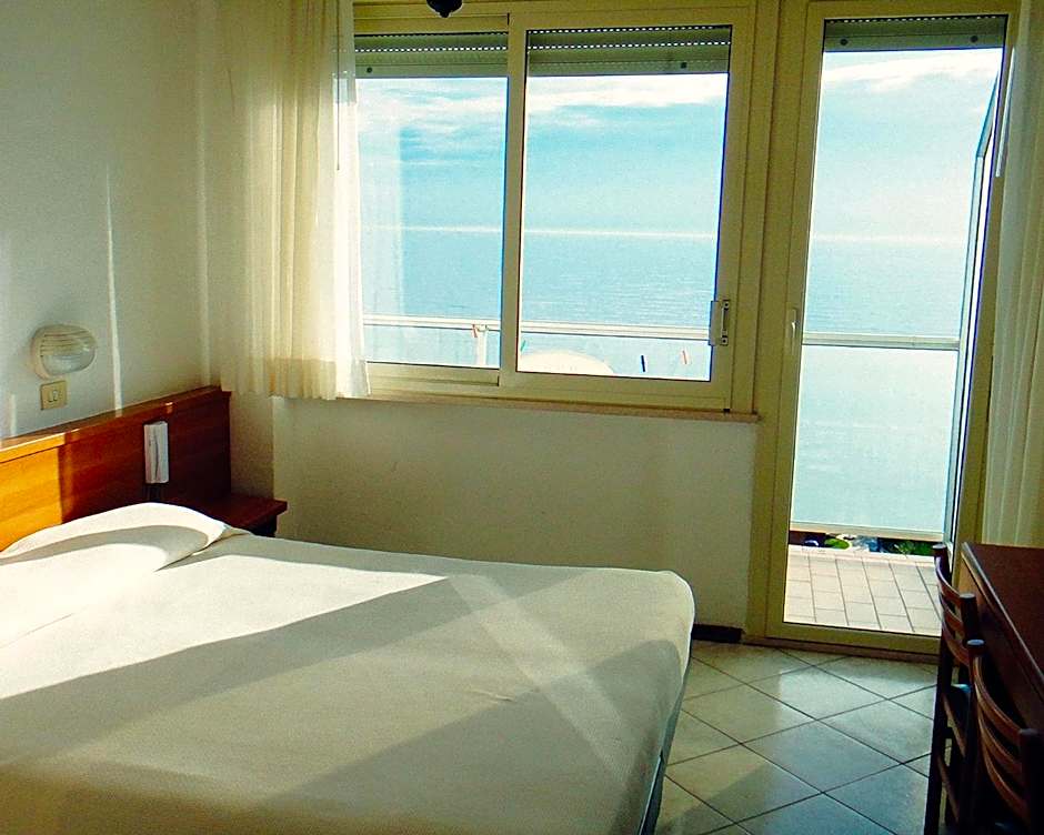 Hotel Caesar B&B Fronte Mare in Centro di Milano Marittima