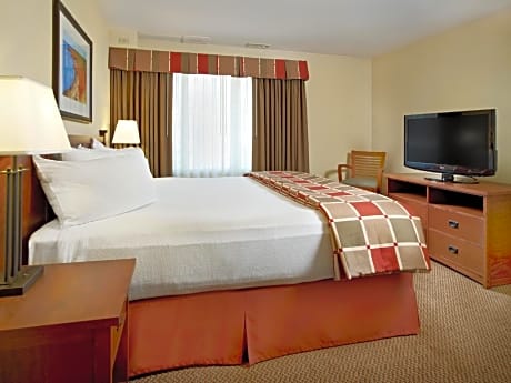 One-Bedroom Suite with Queen Bed