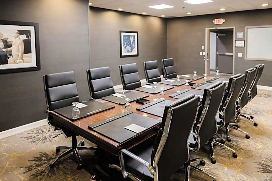Crowne Plaza Suites MSP Airport - Mall of America By IHG