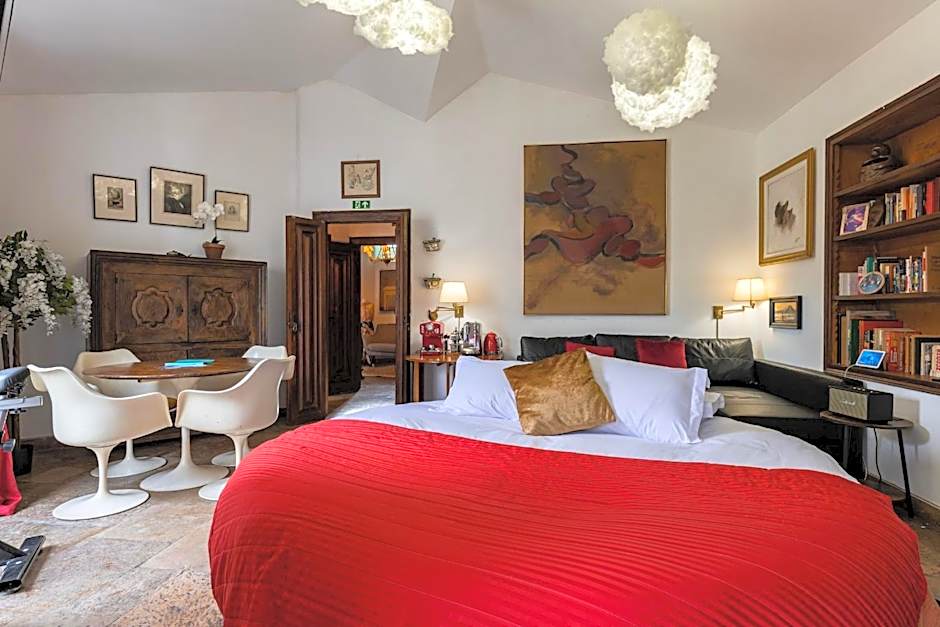 Sintra WOW - Unique double Smart Room in 17th century Palace! Hot tub, Snooker, BBQ, PS5, Sauna, Gym