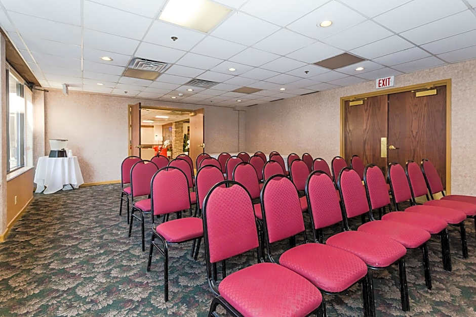 Ramada Hotel & Conference Center by Wyndham Plymouth