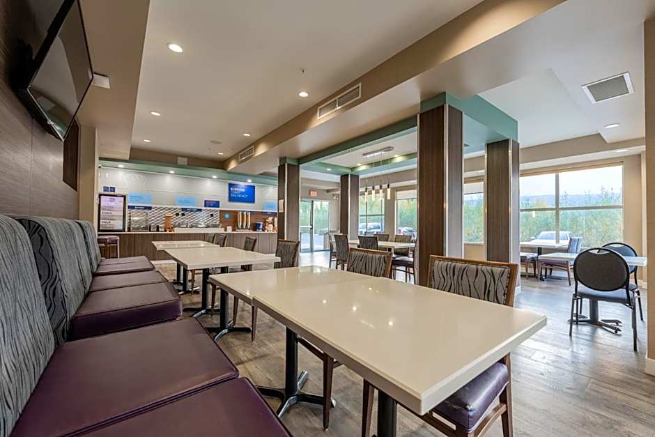 Holiday Inn Express Golden-Kicking Horse By IHG