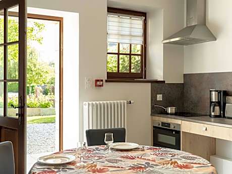 Junior Suite Triple PMR Résidentielle avec cuisine au Manoir de Mathan à Crépon 5mn d'Arromanches et 10 mn de Bayeux