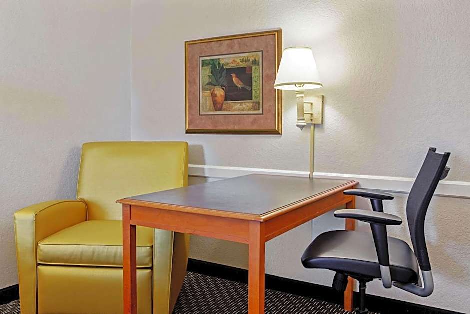 La Quinta Inn & Suites by Wyndham Tampa Bay Pinellas Park Clearw