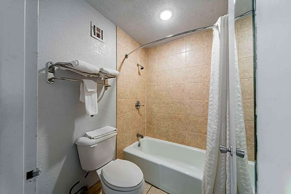 Econo Lodge Inn & Suites Bricktown