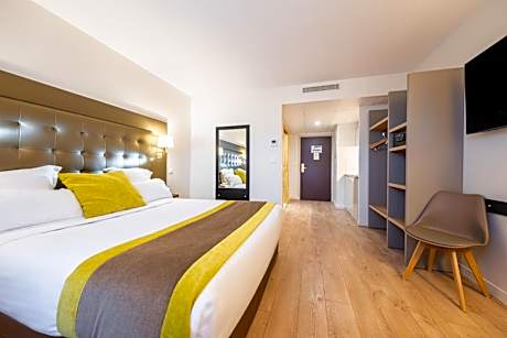 Superior Queen Room with Castle View and Kitchenette - Non-Smoking