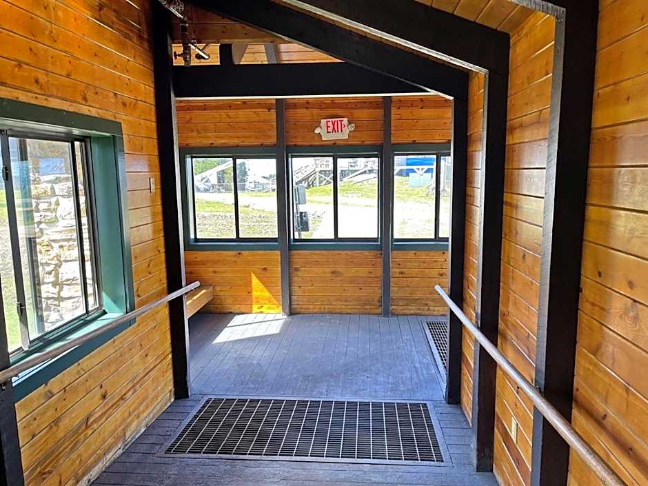 ML 343 Ski-InOut Island Kitchen Steps to Ballhooter Sleeps 6