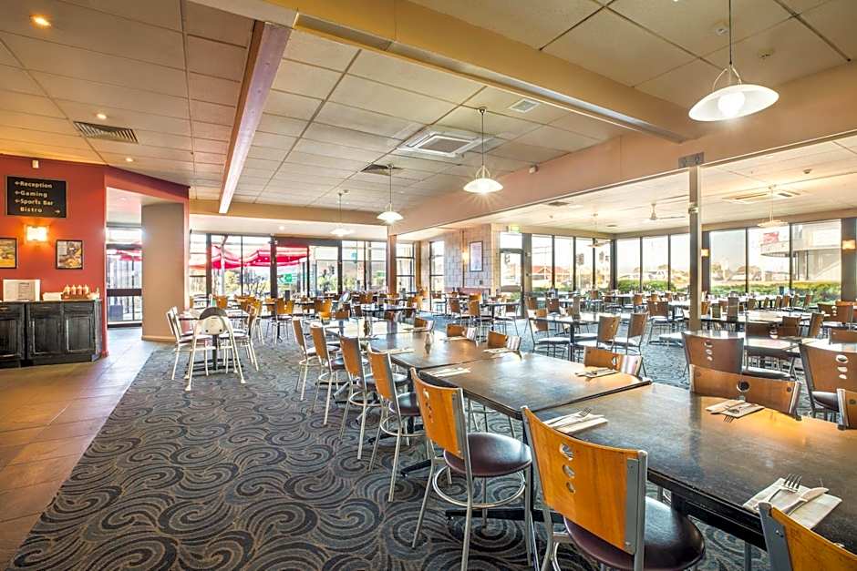 Nightcap at Riverside Hotel