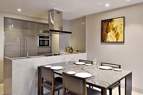 1 Bedroom Suite, Executive Lounge Access, 1 King, Balcony with complimentary two-way airport transfers