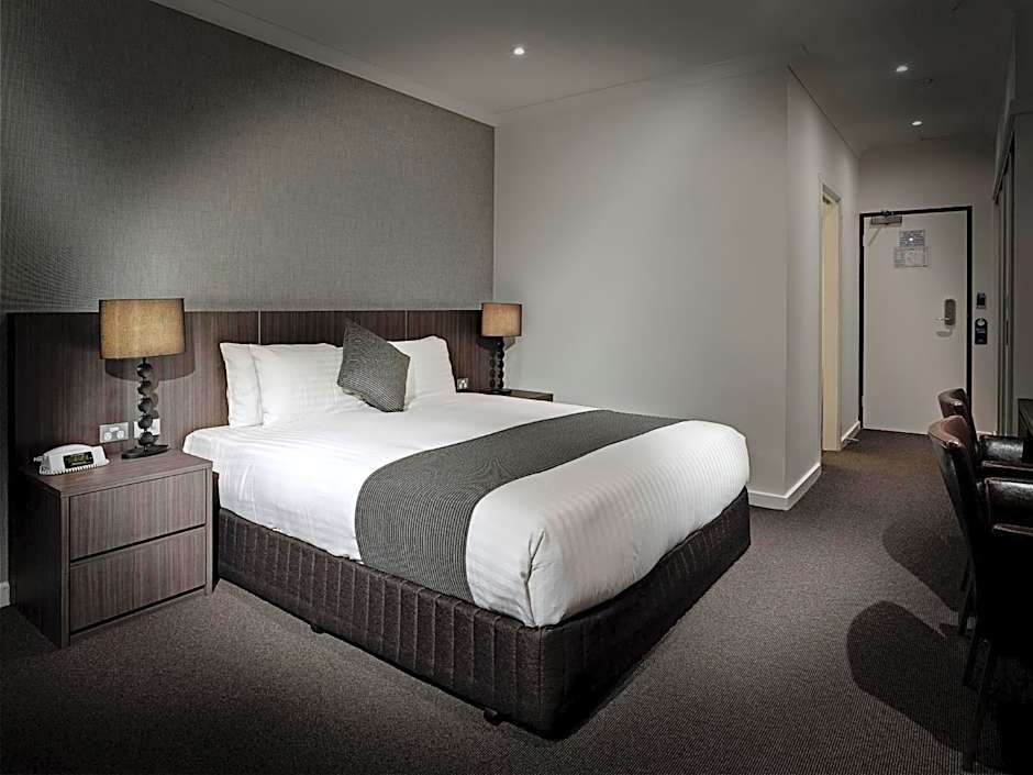 Lakes Hotel