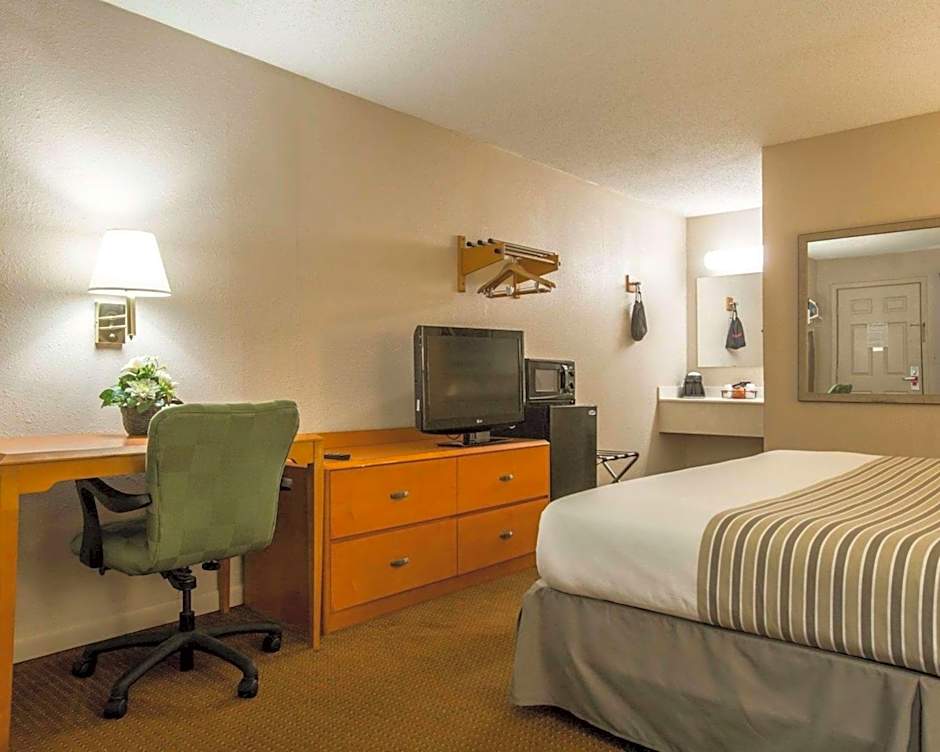Econo Lodge Inn & Suites At Fort Moore