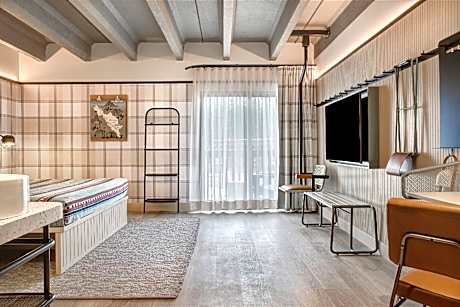 King & 2 Twins, Suite, 1 King or 2 Twin