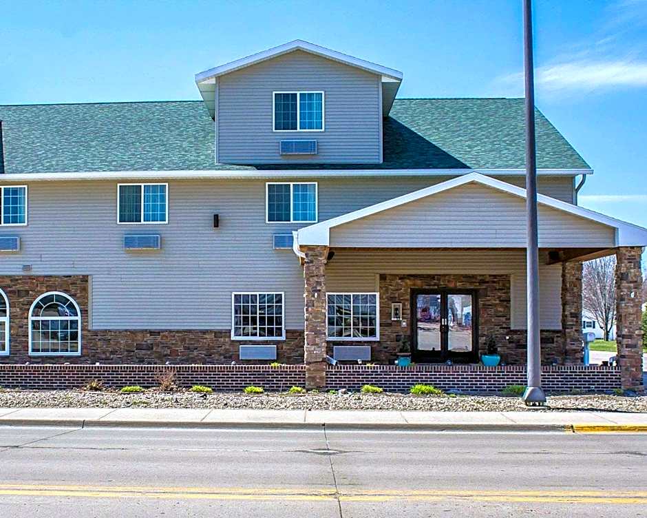Rodeway Inn & Suites Near Okoboji Lake
