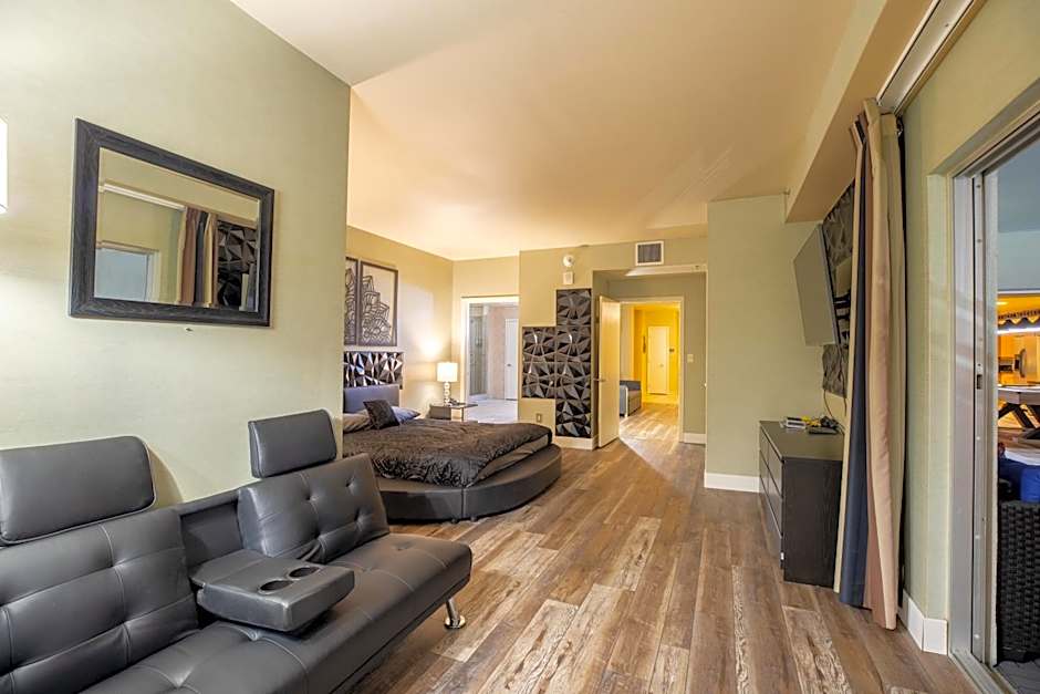 2100 SqFt Penthouse Suite W/ Strip Views! POOL GYM