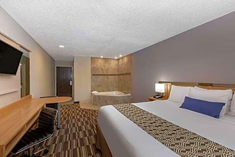 Deluxe King Suite - Non-Smoking