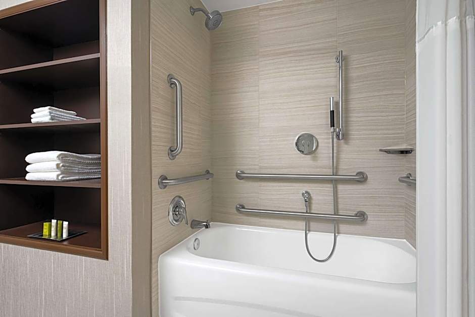 Hilton Indianapolis Hotel & Suites