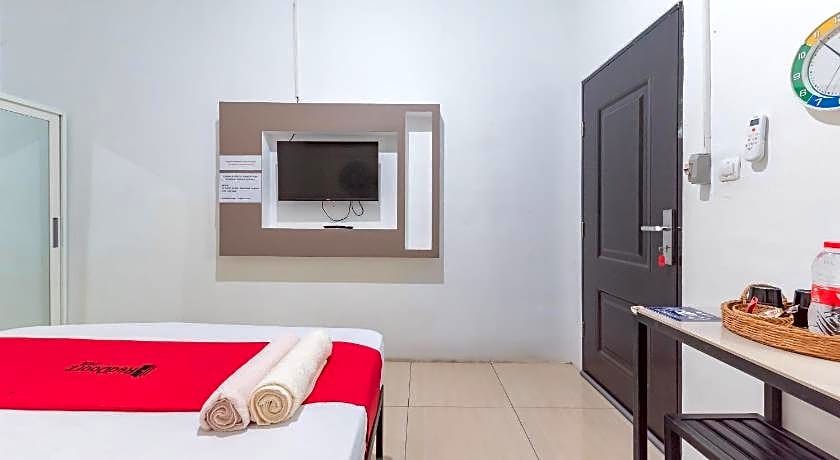 RedDoorz @ Jalan Otista Karawang