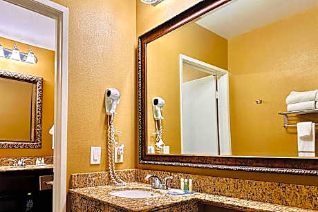 1 Queen Bed 1 Double Bed Suite Smoking