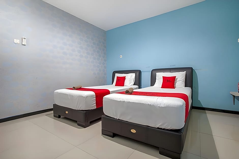 RedDoorz @ Raya Tidar