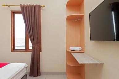 RedDoorz Syariah near Lemahabang Station