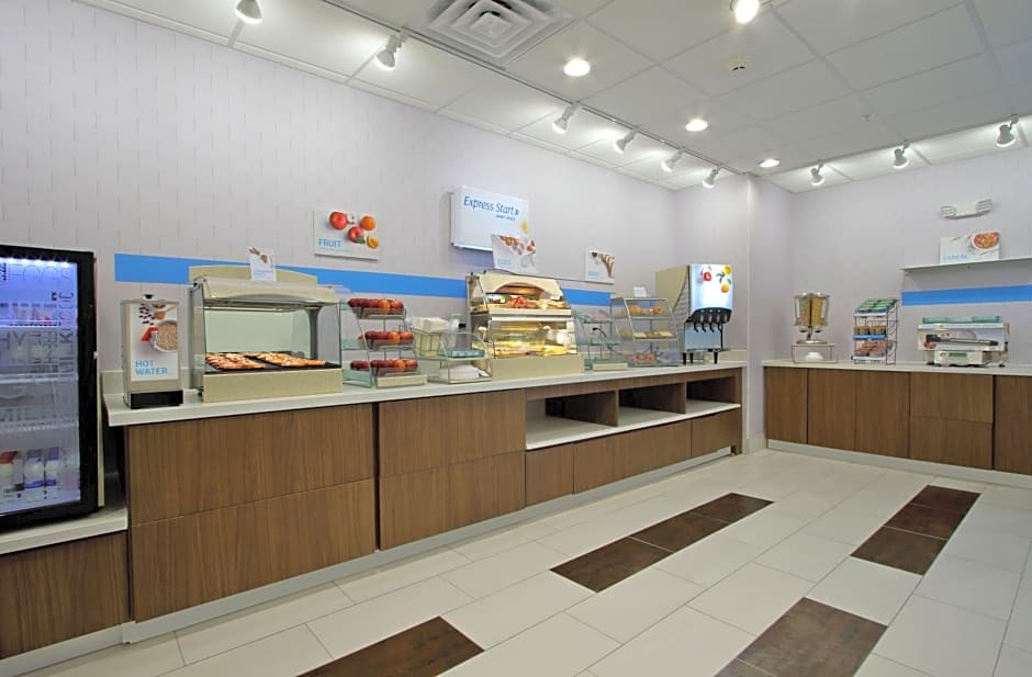 Holiday Inn Express & Suites Columbus North By IHG