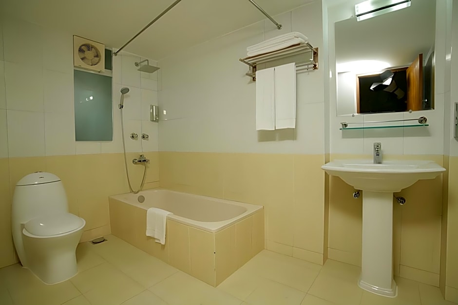 Richmond Hotel And Suites