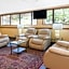 Days Inn & Suites by Wyndham Madison Heights MI