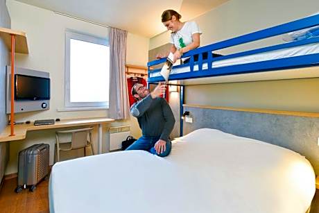 Standard Room with 1 double bed and 1 single bed