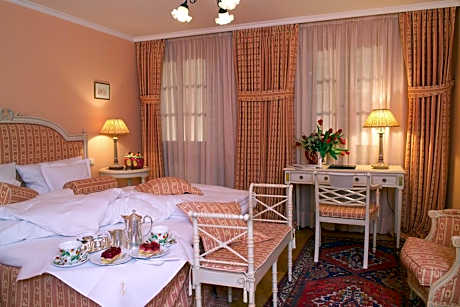 Small and Cozy Double Room