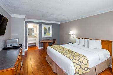 Casa Bella Inn & Suites