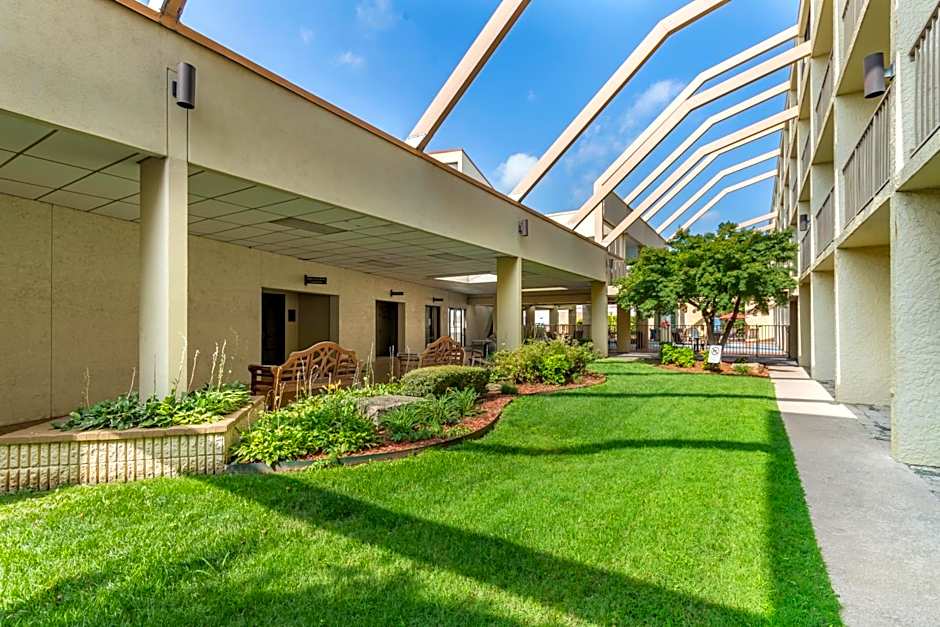 Clarion Hotel Broken Arrow - Tulsa
