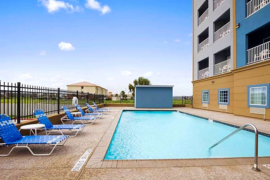 Days Inn & Suites by Wyndham Galveston West/Seawall