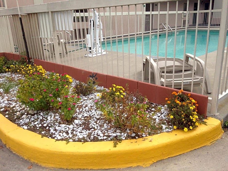 Country Hearth Inn & Suites Augusta